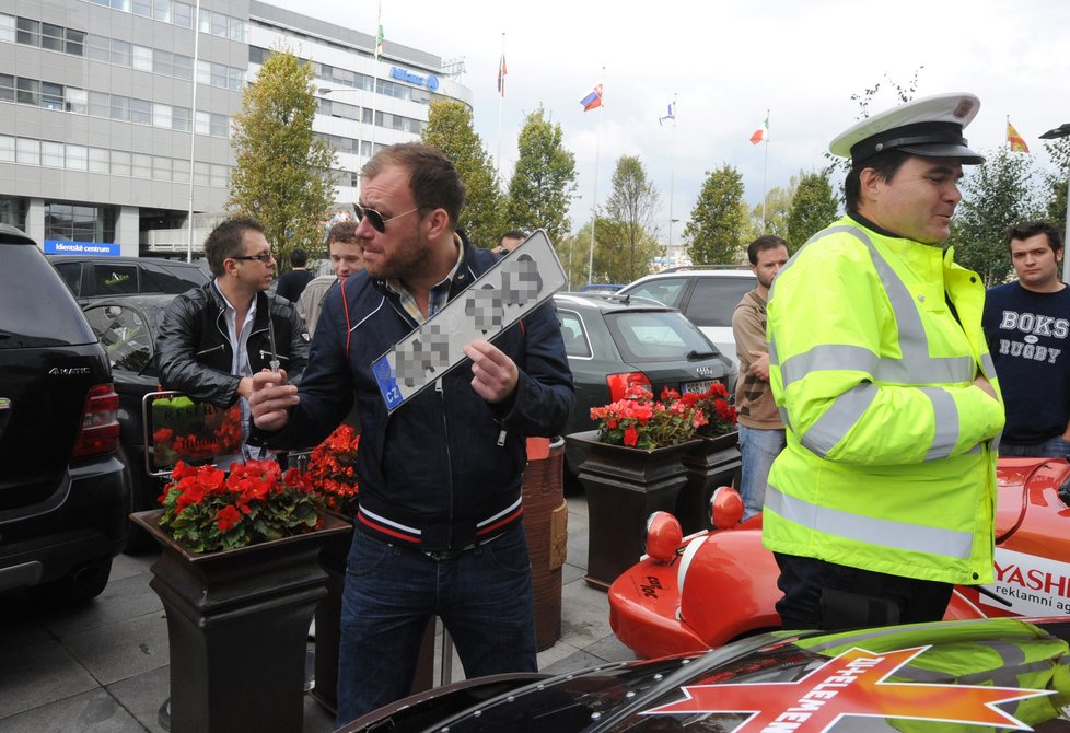 Máme espézetky, máme šroubováky, vysmíval se přítomným policistům DJ Lucaso, který start závodu moderoval.