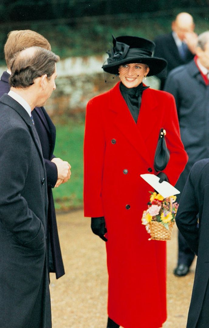 Princezna Diana míří na vánoční bohoslužbu v kostýmku Chanel (1993)