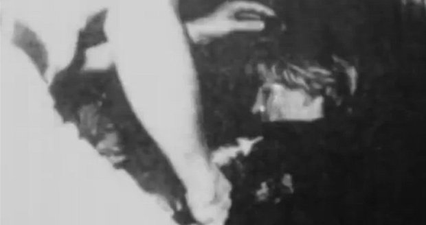 Kvůli této fotografii, která zachycuje umírající princeznu Dianu, se bouří celá Velká Británie. Snímek se zobrazuje v novém dokumentu o příčinách smrti lady Diany.