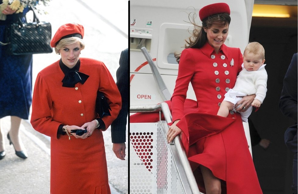 Kate a Diana, obě v červené.