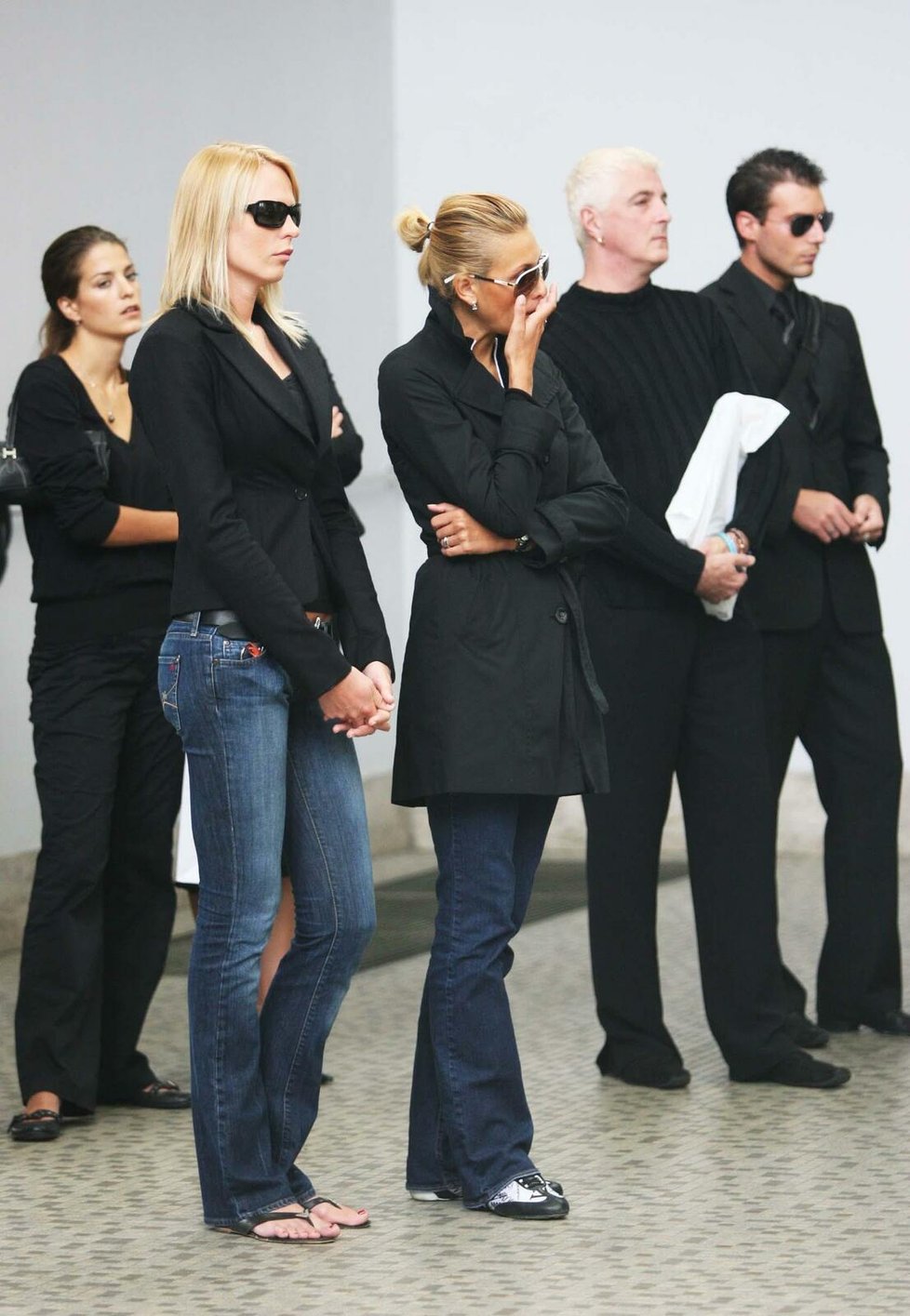 Pohřeb Daniela Procházky v srpnu 2006: Diana Kobzanová a Kateřina Průšová