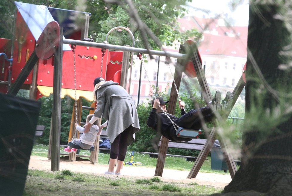 Diana Kobzanová, Michael Frolík a dcera Ella na dětském hřišti