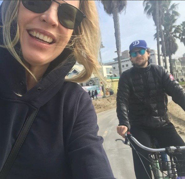 Diana Kobzanová s Michalem Frolíkem na kole.