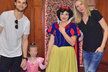 Diana Kobzanová se svou rodinou v Disneylandu.