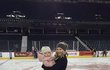 Diana Kobzanová vzala dceru Ellu na zimní stadion.
