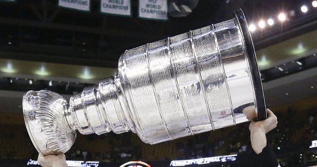 Hokejista Michael Frolík vyhrál pohár Stanley Cup