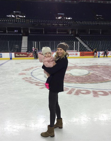 Diana Kobzanová vzala dceru Ellu na zimní stadion. 