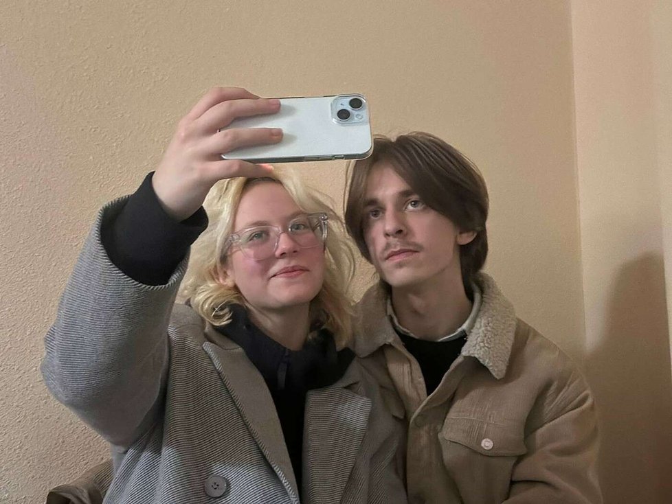 Ruská zpěvačka Diana Loginovová a kytarista Alexander Orlov Ruská zpěvačka Diana Loginovová a kytarista Alexander Orlov