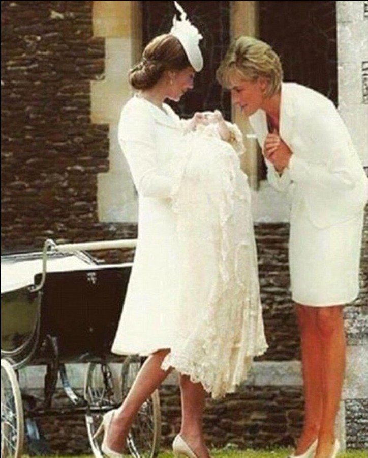 Fotomontáž princezny Diany s vévodkyní Kate a malou Charlotte.
