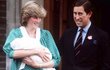 Diana a Charles s malým princem Williamem Diana a Charles s malým princem Williamem