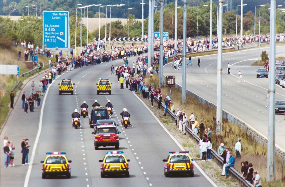 Pohřeb princezny Diany v roce 1997