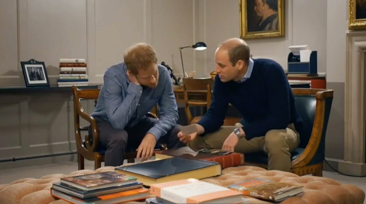 Princové William a Harry si prohlížejí staré rodinné fotografie.
