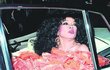 Oslavenkyně Diana Ross svou opulentní róbou naplnila celé auto.