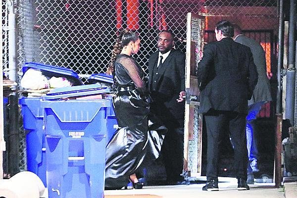 Nehvězdný příchod hvězdné Beyoncé – protáhla se zadem kolem popelnic!