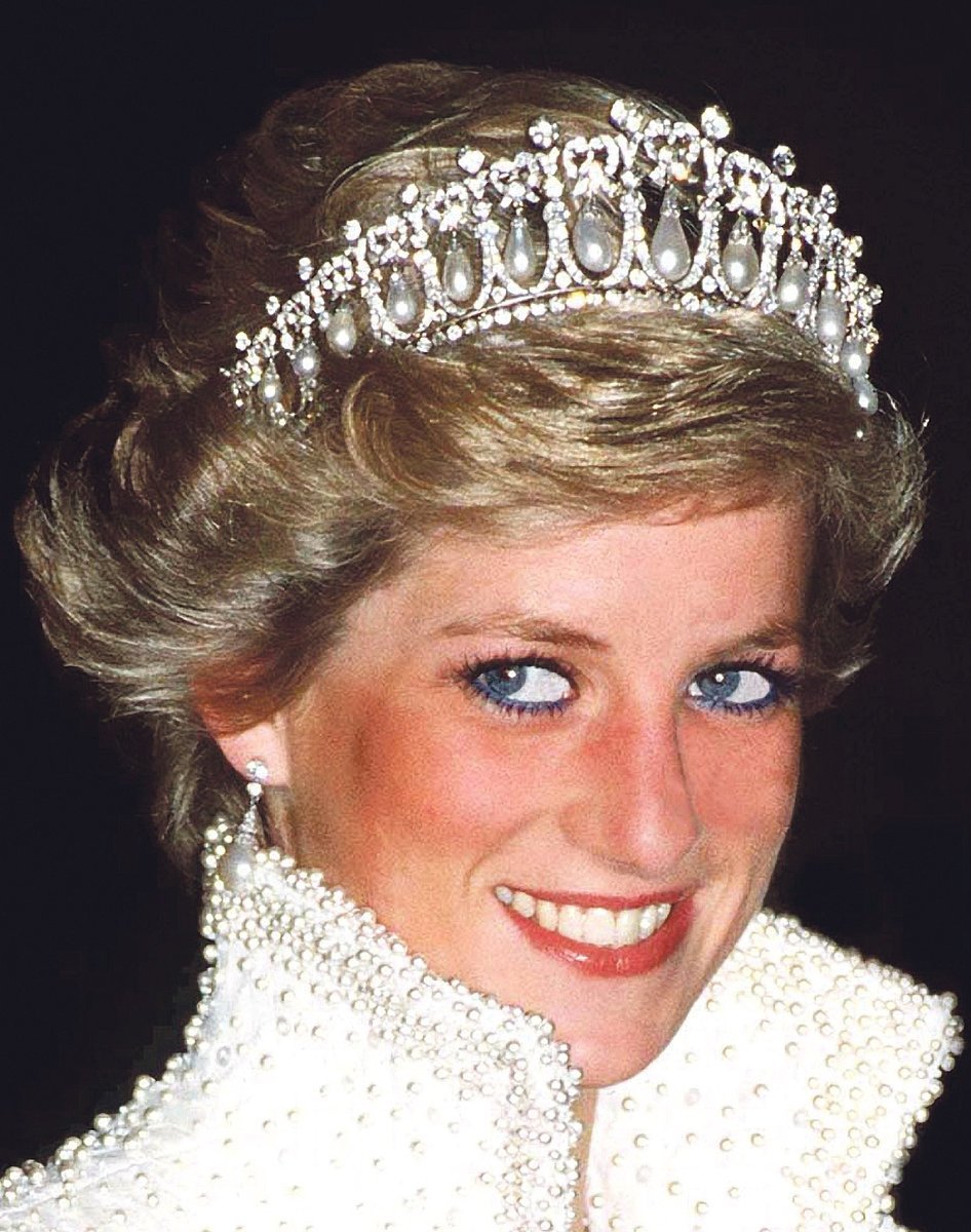 Princezna Diana byla pověstná svým zářivým úsměvem. Za ten však mnohdy skrývala bolest a problémy, které ji potkaly. I přes komplikace v osobním životě ale Diana nikdy nepřestala pomáhat těm, co její pomoc potřebovali