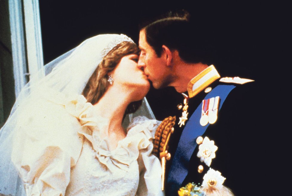 Diana a Charles si řekli své Ano 29. července 1981. Jejich polibku na balkoně přihlížely miliony diváků