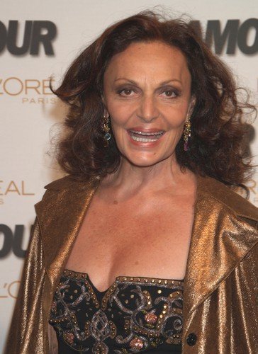 Když Diane Von Furstenberg začínala, neměla dost peněz na modelky, a protože byla mladá a dost hezká, stala se nadlouho výhradní tváří své značky. Její zavinovací šaty se udržely na vrcholu dlouhou dobu.