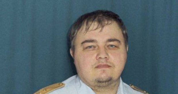 Ruský policista je DiCapriovi velmi podobný.