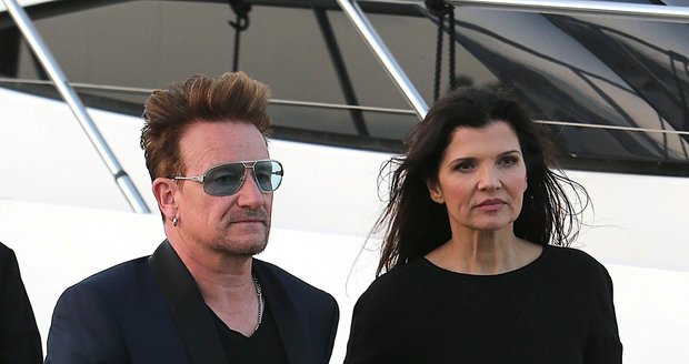 Bono z U2 vyvedl manželku.