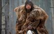 REVENANT Zmrtvýchvstání (2015) – Leonardo DiCaprio. V první polovině devatenáctého století se zkušený lovec a stopař Hugh Glass vydává společně se svým synem a dalšími muži na výpravu.