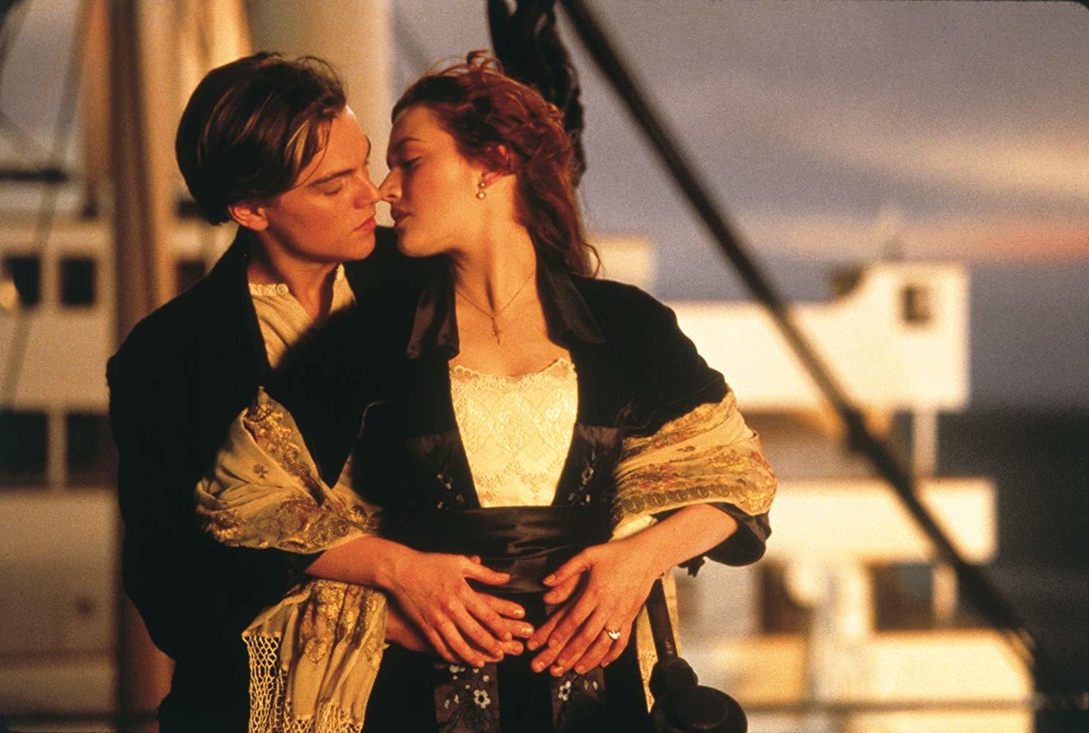 Titanic (1997) – Leonardo DiCaprio. Stařičká přeživší jedné z nejtragičtějších katastrof lidských dějin, Rose Calvertová, vypráví hledači pokladů Brockovi Lovettovi láskyplný příběh, který prožila právě na palubě luxusního zaoceánského parníku.