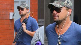 DiCaprio nosí na hrudi záhadný přístroj.