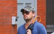 Leonardo DiCaprio se ukázal s podivným přístrojem na hrudi.