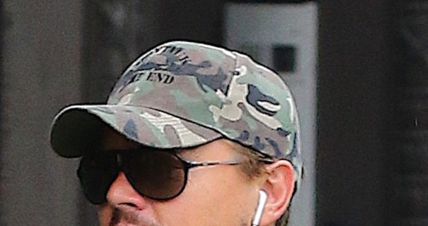 Leonardo DiCaprio se ukázal s podivným přístrojem na hrudi.