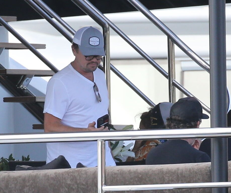 DiCaprio u stolu na jachtě s dívkou po boku, není ale zřejmé, že je to právě Victoria. 