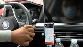 Čínský regulátor zakázal nabízet aplikaci Didi, alternativní taxislužby (červenec 2021)