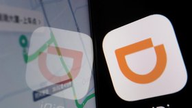Čínský regulátor zakázal nabízet aplikaci Didi, alternativní taxislužby (červenec 2021)