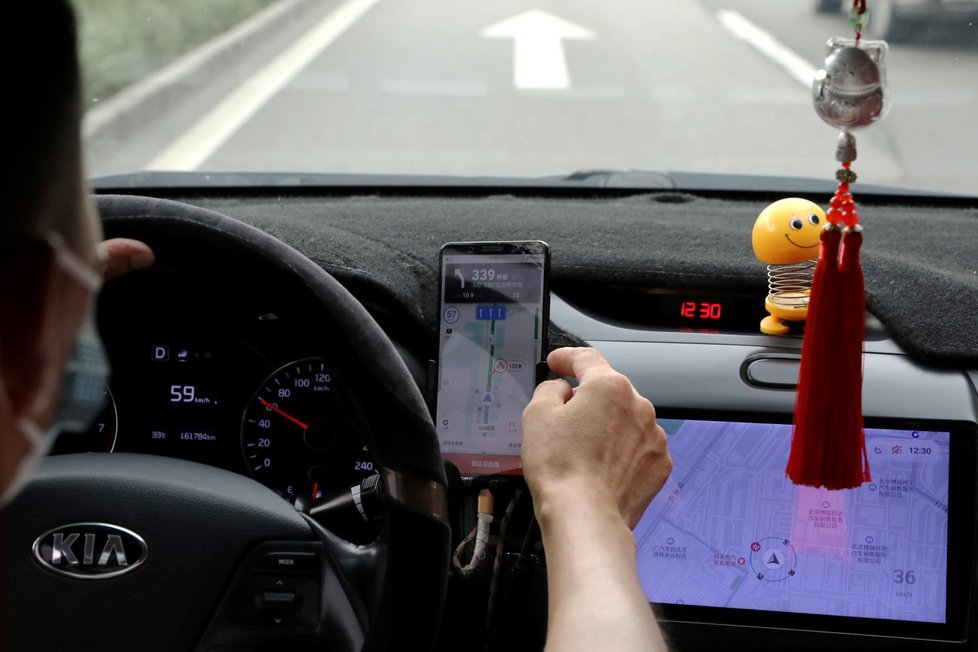 Čínský regulátor zakázal nabízet aplikaci Didi, alternativní taxislužbu (červenec 2021).