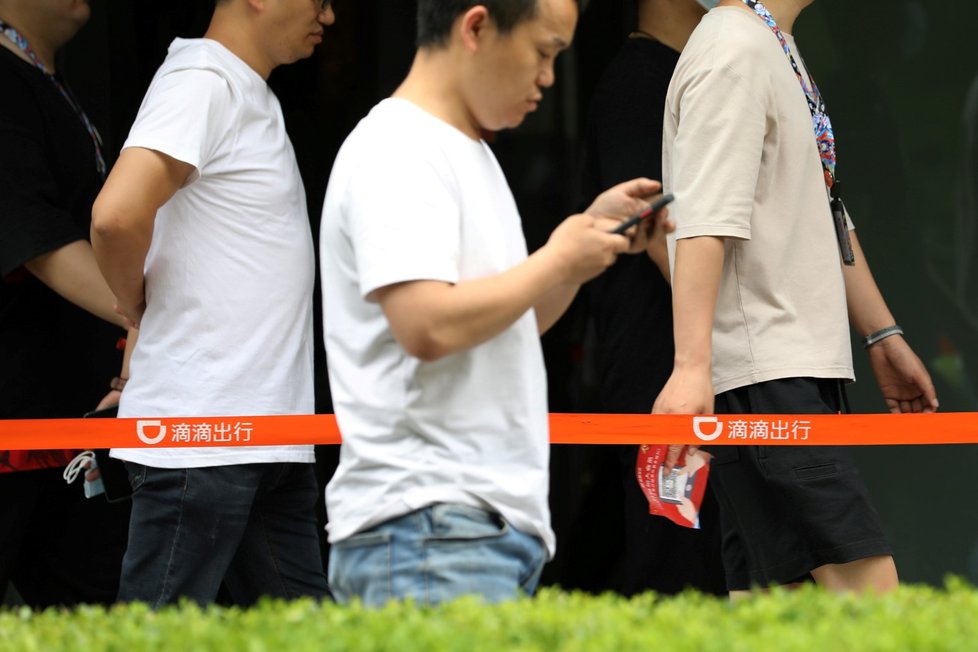 Čínský regulátor zakázal nabízet aplikaci Didi, alternativní taxislužbu (červenec 2021).