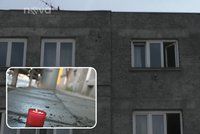Chlapeček (†4) v Přerově zemřel po pádu z okna: Policie obvinila babičku, která ho měla hlídat