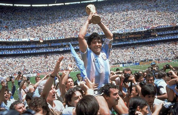 Diego Maradona drží Svetový pohár, ktorý Argentína vyhrala v roku 1986 Diego Maradona drží Svetový pohár, ktorý Argentína vyhrala v roku 1986