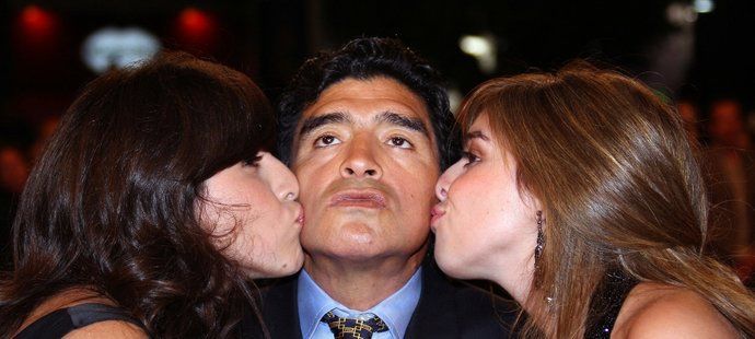 Diego Maradona se svými dcerami.
