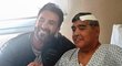 Listopad 2020 - Neurochirurg Luque se fotí s Diegem po operaci, ale následnou péčí ho podle žalobců zabil.