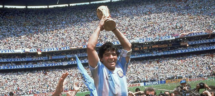 Argentinec slaví titul z MS 1986.