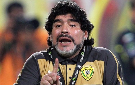 „Sekni sebou!“ Kouč Maradona rozdává rady hráčům.