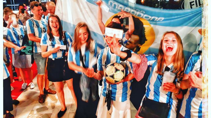 Fanoušci najatí distribuční firmou na festivalu Karlov Vary podporují film Diego Maradona