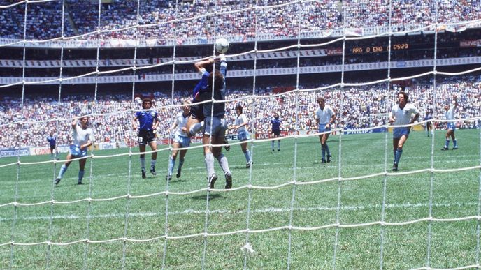 Dres, v němž dal Diego Maradona legendární gól "boží rukou" v zápase s Anglií, vlastní bývalý anglický reprezentant Steve Hodge.