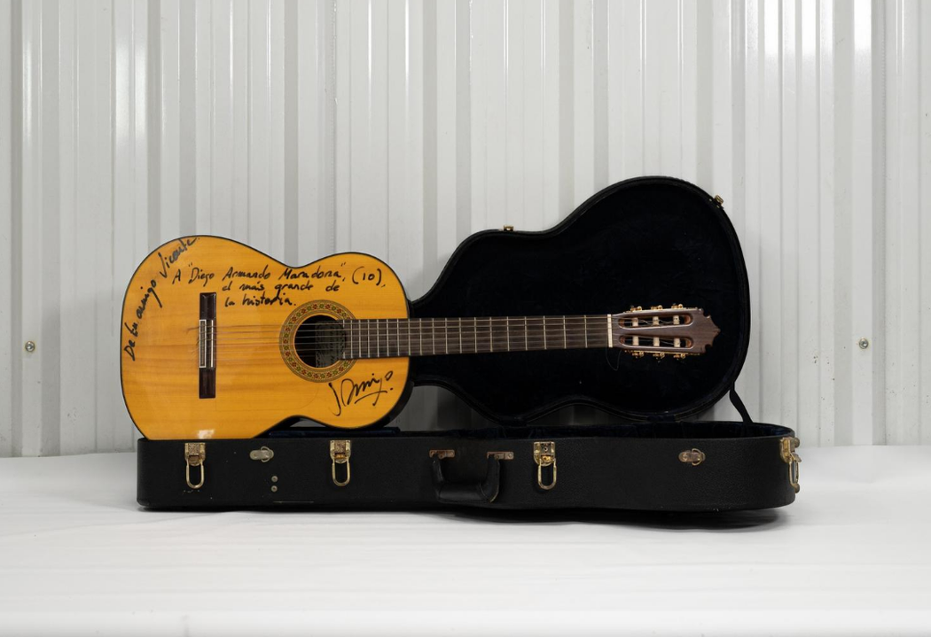 Krásná kytara s podpisem a věnováním pro Maradonu.