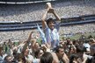 Jeden z nejlepších fotbalistů historie Diego Maradona necelý měsíc po šedesátých narozeninách zemřel. Argentinský mistr světa z roku 1986 a idol mnoha generací utrpěl srdeční zástavu.