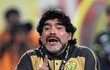 „Sekni sebou!“ Kouč Maradona rozdává rady hráčům.