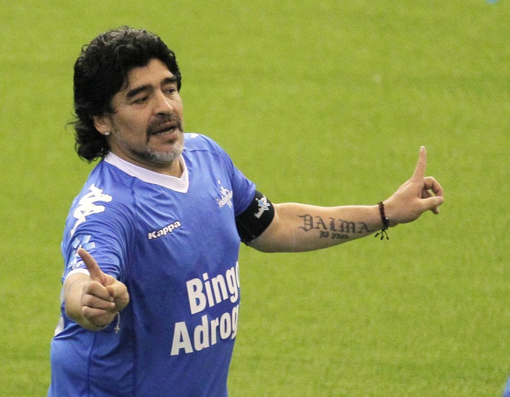 *1960, Diego Maradona: Kluk z Argentiny, který díky talentu plnil fotbalové sny nejen sobě, ale také rodině a milionům fanoušků po celém světě. Maradona je menšího vzrůstu s podsaditou postavou, ale co se týče nohou, byl hotový kouzelník. Je považovaný za jednoho z nejlepších a nejtalentovanějších fotbalistů všech dob