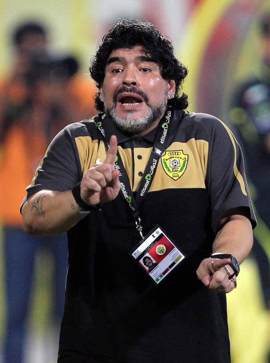 „Sekni sebou!“ Kouč Maradona rozdává rady hráčům.