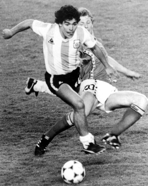 Jeden z nejlepších fotbalistů historie Diego Maradona necelý měsíc po šedesátých narozeninách zemřel. Argentinský mistr světa z roku 1986 a idol mnoha generací utrpěl srdeční zástavu.