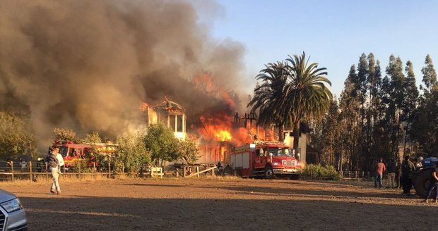 Dům šéfa parlamentu lehl popelem. Žhářství, mají jasno politici v Chile, kteří ukazují na domorodce