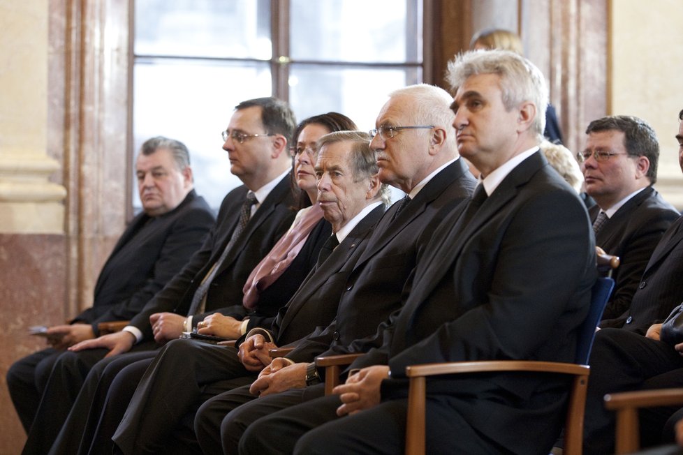Václav Klaus a Václav Havel seděli vedle sebe.
