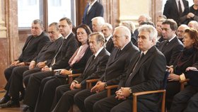 Arcibiskup Duka, Karel Schwarzenberg, Petr Nečas, Miroslava Němcová, Václav Havel, Václav Klaus a Milan Štěch seděli též v první řadě.